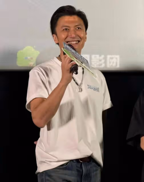 這一次,43歲素顏的謝霆鋒,給娛樂圈濃妝艷抹的男星上了一課