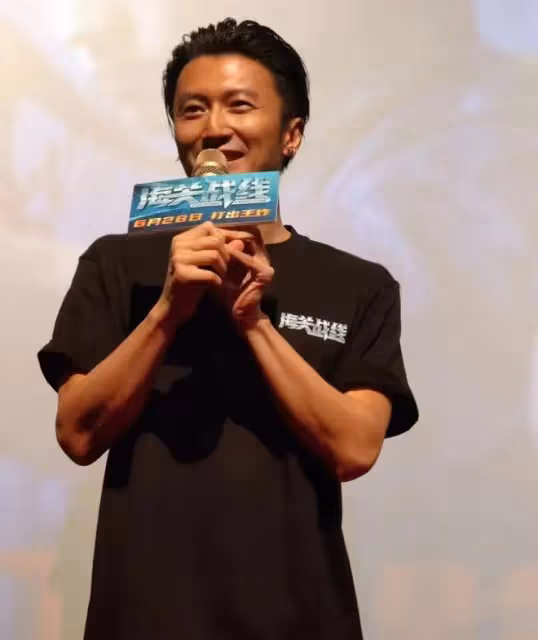 這一次,43歲素顏的謝霆鋒,給娛樂圈濃妝艷抹的男星上了一課