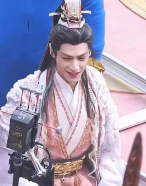 這一次,43歲素顏的謝霆鋒,給娛樂圈濃妝艷抹的男星上了一課