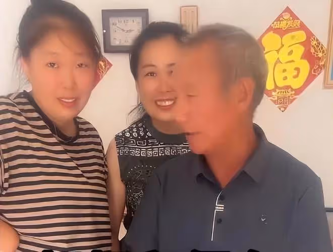 姜萍父親被親戚組團探望,邀請到飯店用餐,生活仍舊受到打擾