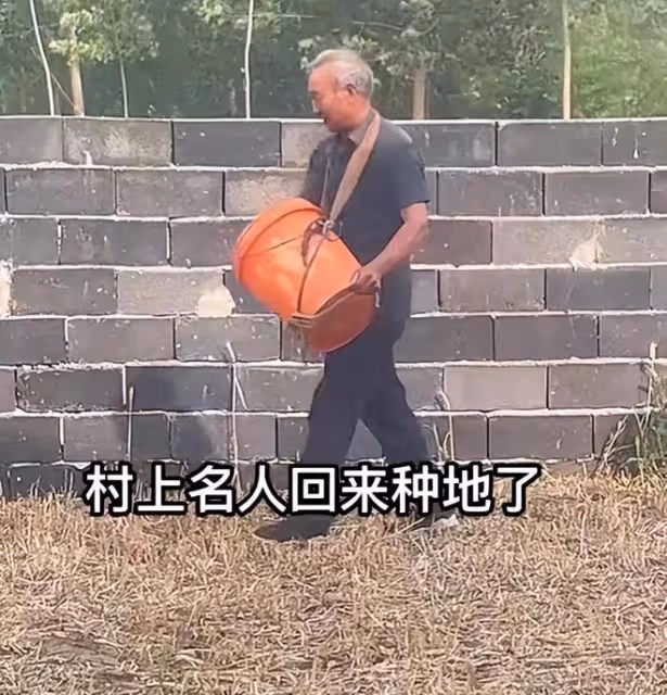 姜萍父親被親戚組團探望,邀請到飯店用餐,生活仍舊受到打擾