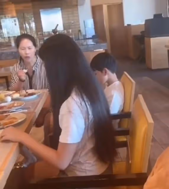 大S女兒和汪小菲團聚,披著一頭長髮,張蘭感慨孫女長大了好多