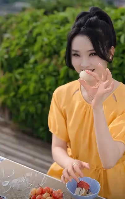 王艷在家自拍，背後是整個故宮，網友調侃：論炫富還得是晴格格啊