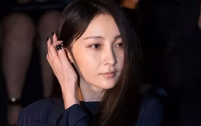 42歲姚迪罕見現身，胖到認不出，自稱3年沒化妝