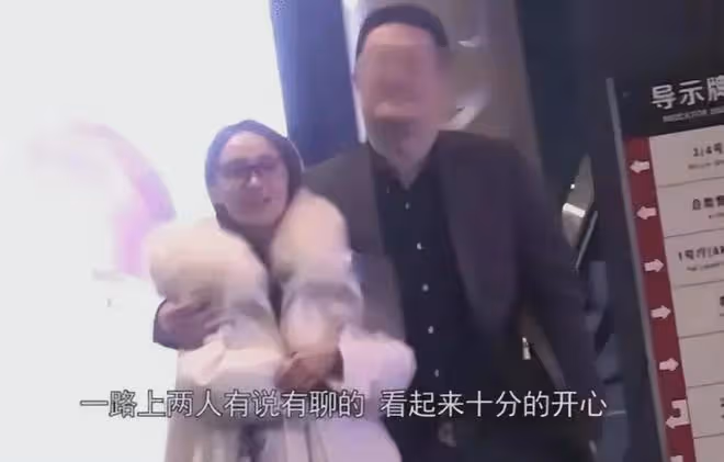 42歲姚迪罕見現身，胖到認不出，自稱3年沒化妝
