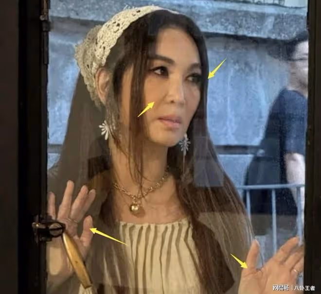 妖怪!曝57歲溫碧霞近照,皮膚如樹紋好滄桑,趴窗戶拍照嚇死路人