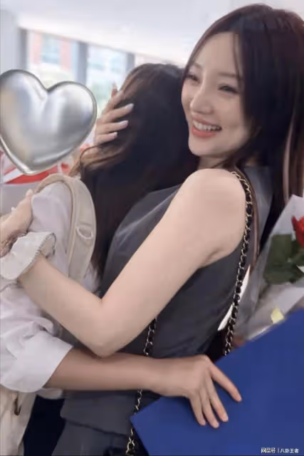 PGone竟然缺席!李小璐參加11歲甜馨小學畢業禮,母女同框似姐妹