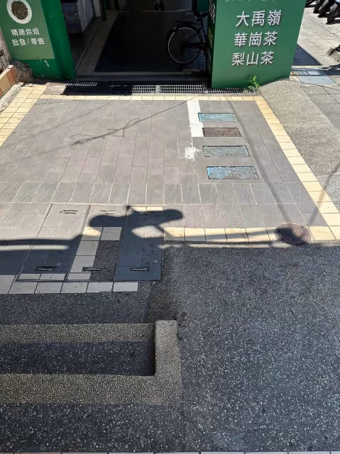 禍從天降！楊小黎路上突被酸臭黑色液體從頭淋下　慘況曝光：眼睛都睜不開