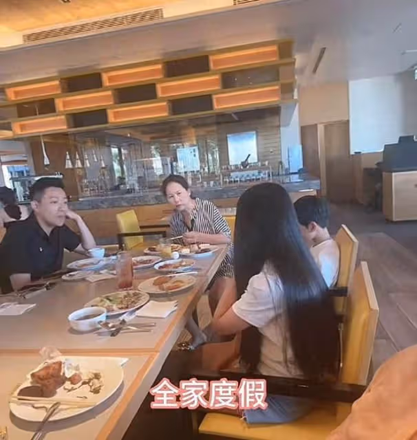 張蘭在沖繩和倆孩子共享早餐!小玥兒一頭烏黑長發出鏡,好美!