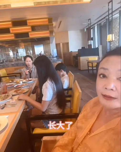 張蘭汪小菲一家沖繩度假,孫子孫女罕見出鏡,網友:小玥兒像大s