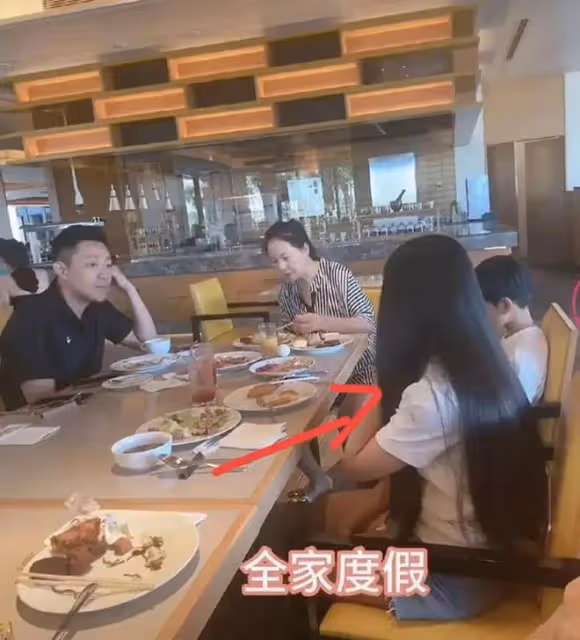 剛剛蘭姐發度假視頻,蘭姐被玥玥箖箖左右夾攻,玥長得賊像大S!