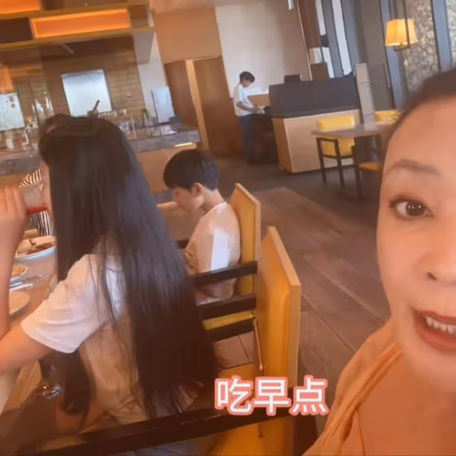 剛剛蘭姐發度假視頻,蘭姐被玥玥箖箖左右夾攻,玥長得賊像大S!
