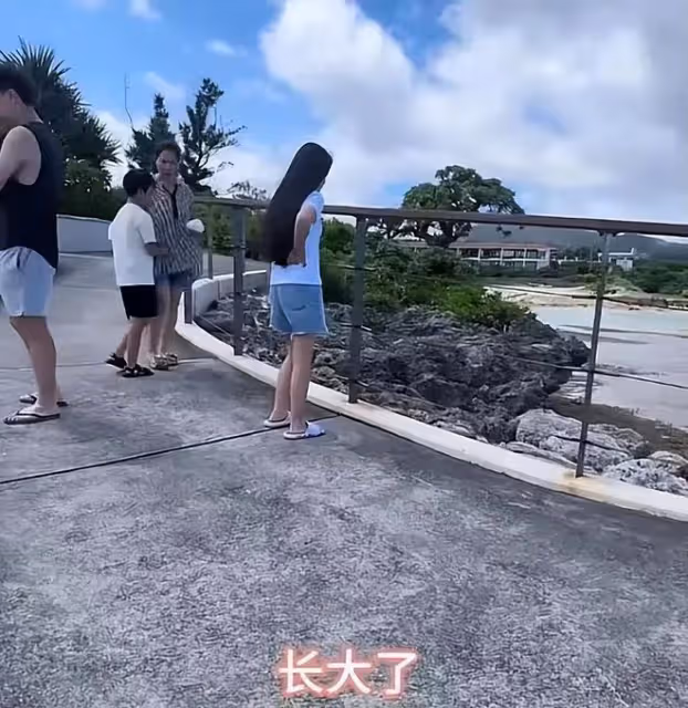 張蘭曬孫兒國外度假,玥兒一頭長髮酷似大S,孩子依舊不讓回北京