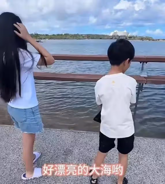 張蘭曬孫兒國外度假,玥兒一頭長髮酷似大S,孩子依舊不讓回北京