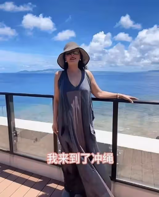 張蘭曬孫兒國外度假,玥兒一頭長髮酷似大S,孩子依舊不讓回北京