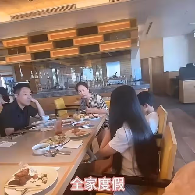 張蘭曬孫兒國外度假,玥兒一頭長髮酷似大S,孩子依舊不讓回北京