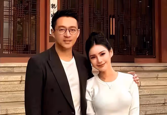 張蘭曬孫兒國外度假,玥兒一頭長髮酷似大S,孩子依舊不讓回北京