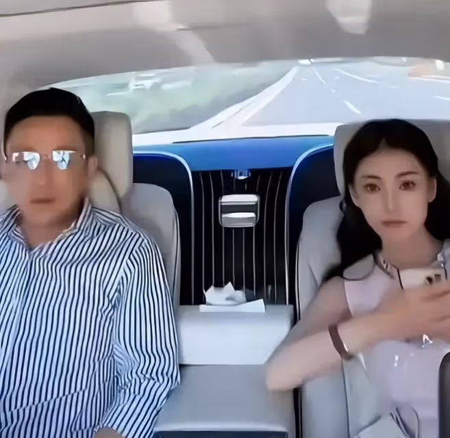 張蘭曬孫兒國外度假,玥兒一頭長髮酷似大S,孩子依舊不讓回北京