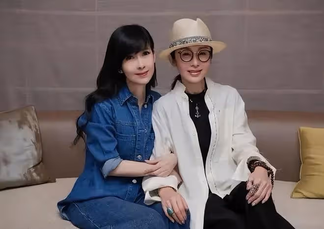 張敏曬與周慧敏合照,發小長文嘆30年友誼,兩人摟抱合影好開心