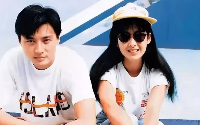 張敏曬與周慧敏合照,發小長文嘆30年友誼,兩人摟抱合影好開心