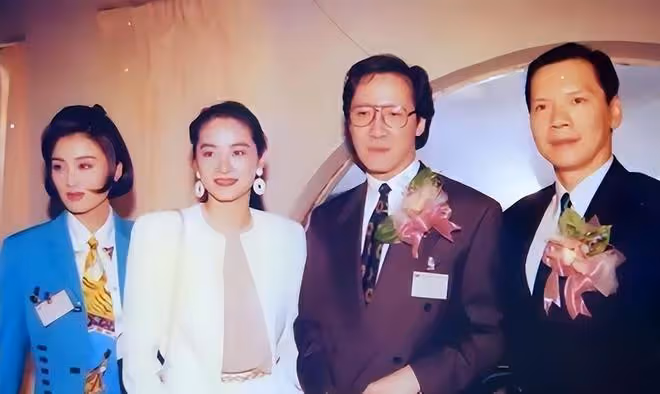 張敏曬與周慧敏合照,發小長文嘆30年友誼,兩人摟抱合影好開心