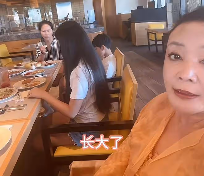汪小菲倆兒女近照曝光,小玥兒長成翻版大S,希箖瘦高帥氣像爸爸