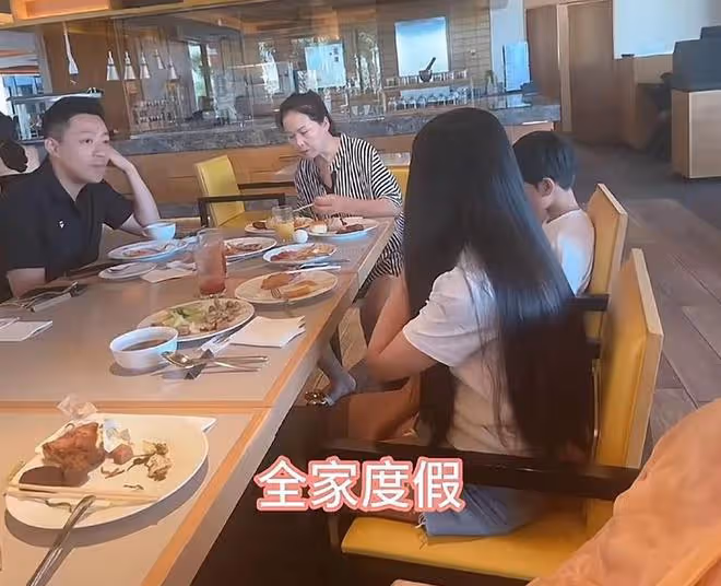 汪小菲倆兒女近照曝光,小玥兒長成翻版大S,希箖瘦高帥氣像爸爸