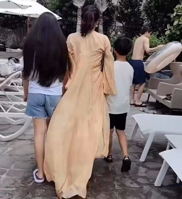 汪小菲倆兒女近照曝光,小玥兒長成翻版大S,希箖瘦高帥氣像爸爸