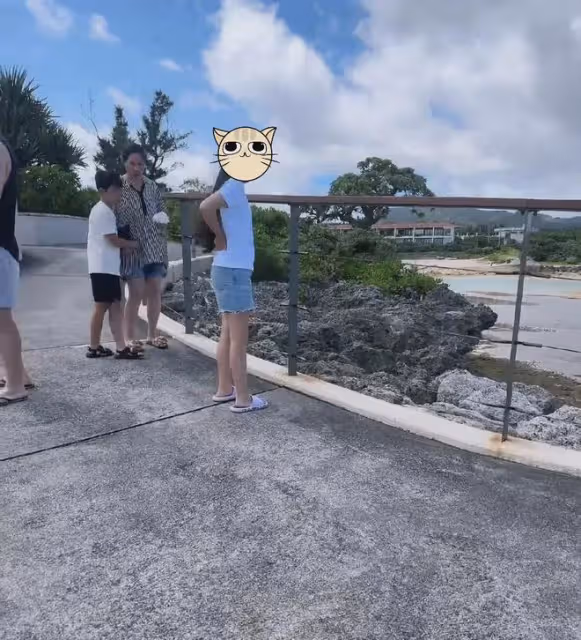 張蘭帶孫女孫子旅遊，孫女長發披肩正面太像大S，孫子酷似汪小菲