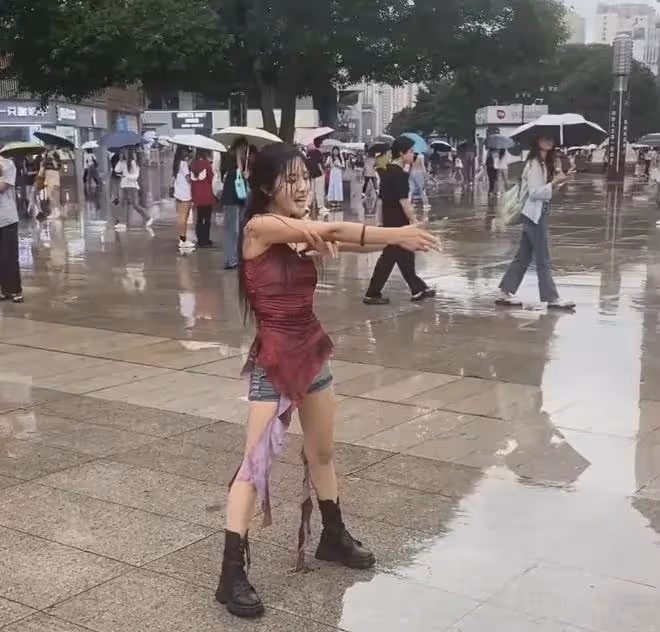 網紅阿梓雨中瘋狂直播,到底是努力的正能量,還是時代的墮落?