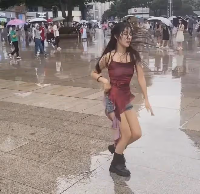 網紅阿梓雨中瘋狂直播,到底是努力的正能量,還是時代的墮落?