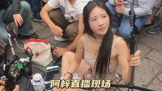 網紅阿梓雨中瘋狂直播,到底是努力的正能量,還是時代的墮落?