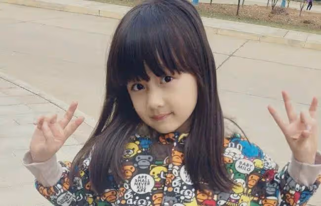 趙薇「女兒」顏值驚艷全網,整容禁令引熱議,16歲蛻變引矚目