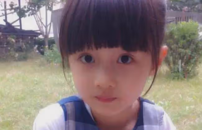 趙薇「女兒」顏值驚艷全網,整容禁令引熱議,16歲蛻變引矚目