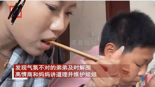 女兒飯桌上被催婚並數落妝容,緊皺眉頭不想反駁,弟弟一舉動太贊