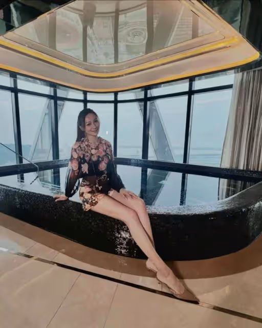 TVB星二代大曬白滑長腿,懶理與大31歲富商緋聞!緊抱女高層拉關係