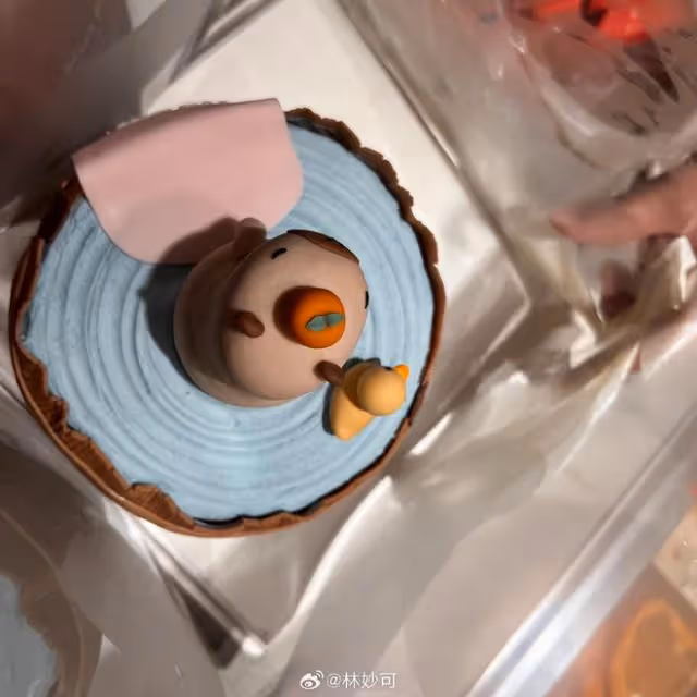 林妙可25歲生日!穿紅衣與好友賣萌好漂亮,等比例長大幼態感超足