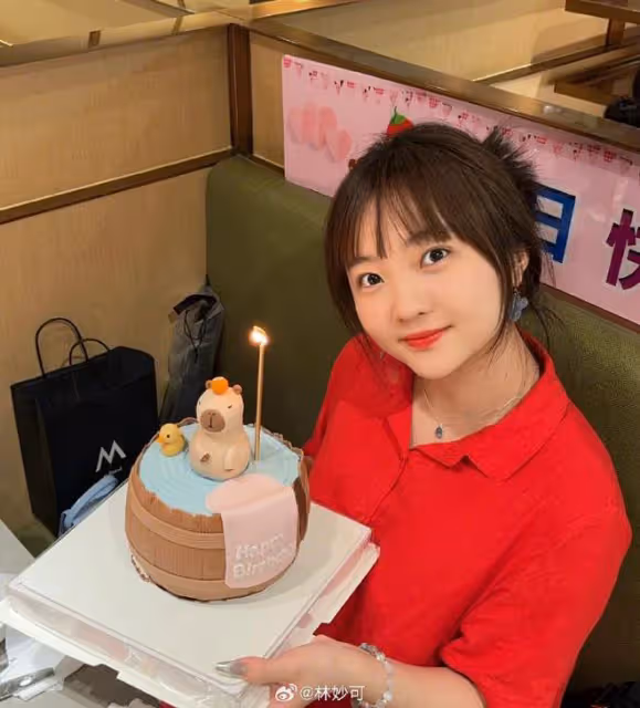 林妙可25歲生日!穿紅衣與好友賣萌好漂亮,等比例長大幼態感超足