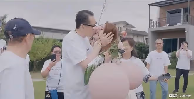 歐陽娜娜的禽獸父親!歐陽龍嘴對嘴激吻歐陽妮妮,女兒生無可戀