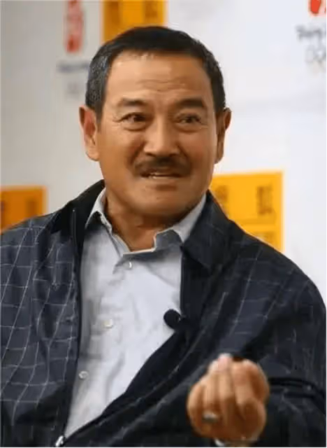 TVB80歲老戲骨拒絕退休,曾因前頂流兒媳屢屢被媒體追問,兒子有新女友但不影響父愛
