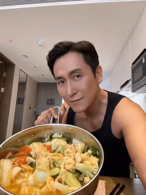 TVB視帝馬德鐘太自律!生日吃減脂餐,56歲皮膚緊緻近乎零毛孔