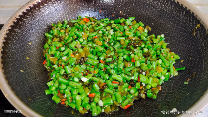 夏天這菜快吃,人人吃得起的菜中上品!大火快炒一盤,一口酸脆鮮香、胃口大開