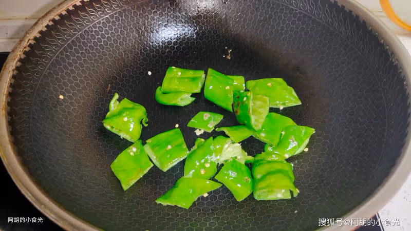 適合夏天吃的家常菜,一炒一燜才夠味!便宜又好做、特下飯,一個菜掃光一鍋飯