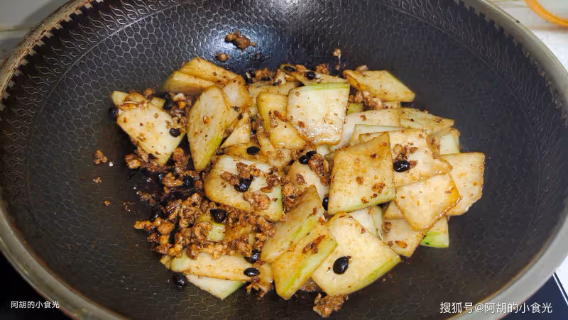 適合夏天吃的家常菜,一炒一燜才夠味!便宜又好做、特下飯,一個菜掃光一鍋飯