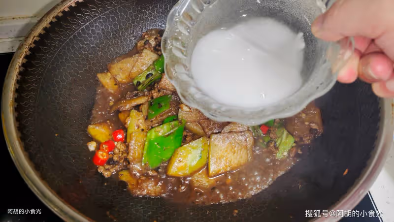 適合夏天吃的家常菜,一炒一燜才夠味!便宜又好做、特下飯,一個菜掃光一鍋飯
