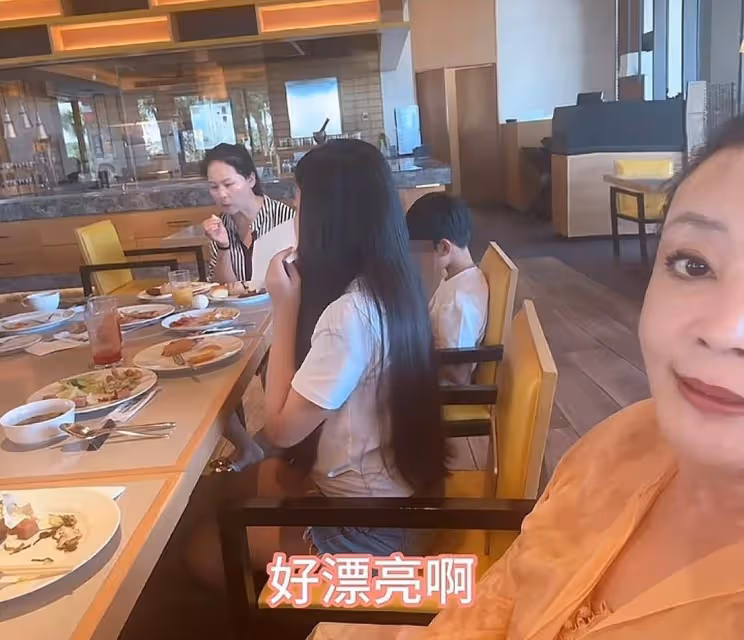 張蘭曬全家日本旅遊視頻，小玥兒像年輕時的大S，走路姿勢也一樣