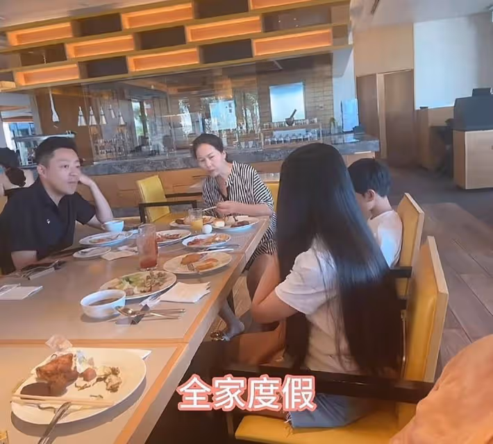 張蘭曬全家日本旅遊視頻，小玥兒像年輕時的大S，走路姿勢也一樣