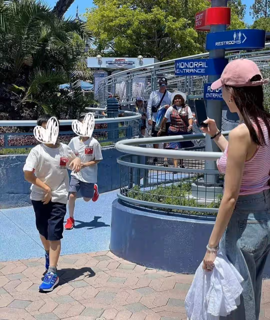 陳若儀曬全家去迪士尼遊玩照，被曬出背心印，kimi身高將近一米八