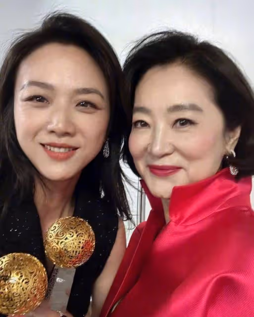 林青霞湯唯兩大女神同框，甜蜜比心一臉燦笑