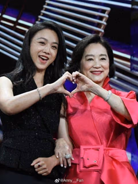 林青霞湯唯兩大女神同框，甜蜜比心一臉燦笑